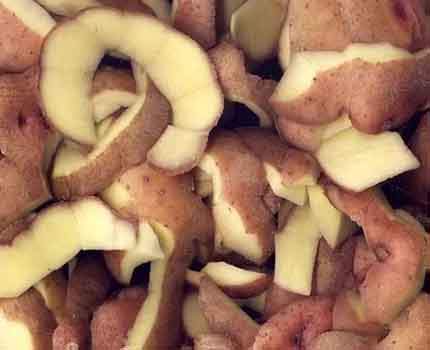 Ang patatas ay naghuhugas para sa pangangalaga sa usok ng usok Patatas pagbabalat