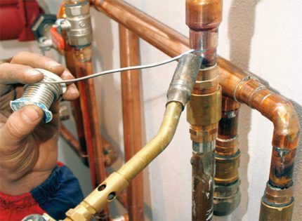 Soldering copper pipes in the water supply system Soldering copper pipes in the water supply system