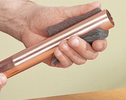 Preparing a copper pipe for soldering Preparing a copper pipe for soldering