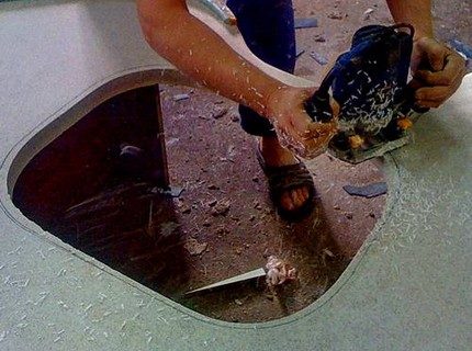 Cara membuat lubang untuk memasang sink Memasang sinki di atas mesin basuh