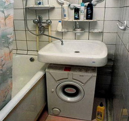 Memasang mesin basuh di sebelah bilik mandi di bawah sink Memasang sinki di atas mesin basuh