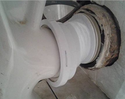 Cara menggunakan eksentrik di persimpangan pembetung dan tandas Pasang cam ke paip