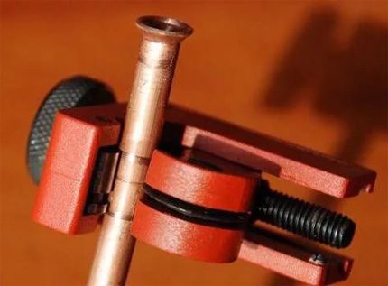 قطع الأنابيب عند تركيب مكيفات الهواء