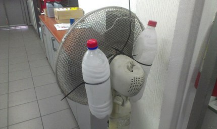 Kā ar savām rokām izgatavot vienkāršu mājas gaisa kondicionieri Ledus pudelēs uz ventilatora