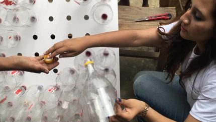 Kā no plastmasas pudelēm izgatavot mājas gaisa kondicionētāju Pudeļu nostiprināšana uz loksnes