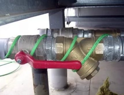 Laying self-regulating heating cable on pipes Cable Mounting