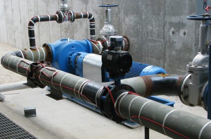 Laying the self-regulating heating cable Pipes with self-regulating heating cable