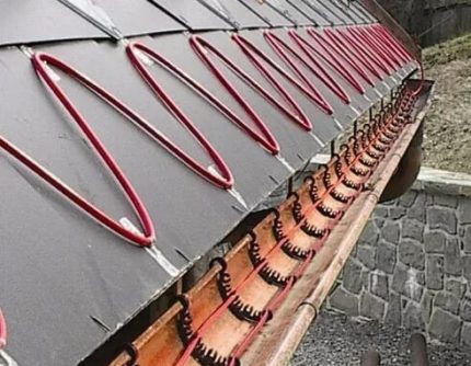 Laying self-regulating cable on the roof eaves Roof heating cable