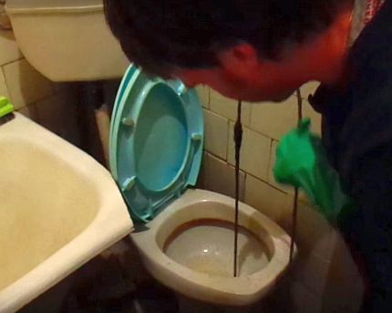 سحب الكبل مع الأوساخ الملتصقة سحب الكبل مع الأوساخ الملتصقة