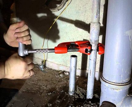 قطع الأنابيب في مساحات ضيقة قطع الأنابيب في مساحات ضيقة