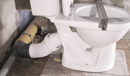 Ang pag-install ng isang banyo na may isang nakalabas na outlet Fan pipe para sa banyo: kung ano ang kinakailangan + nuances ng pag-install at koneksyon