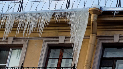 Roof icicles and icicles Roof icicles and icicles