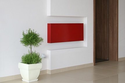 Küçük bir niş içinde duvar konvektörü Küçük bir niş içinde duvar konvektörü