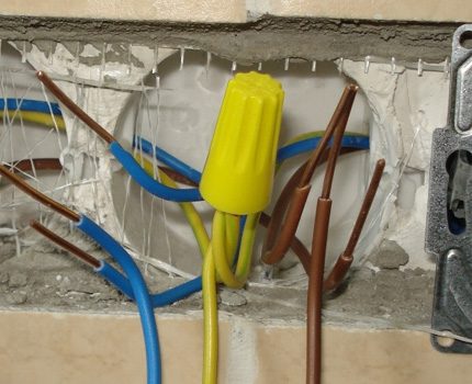 התקן הידוק לחיבור חוטים בתיבת צומת חיבור של שני חלקי חוט