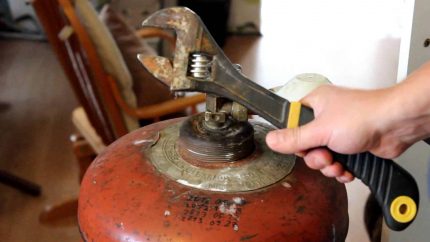 Paano gumawa ng isang burner na kalan sa basura ng langis mula sa isang silindro ng gas Pag-alis ng balbula