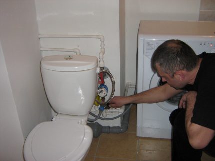 Connecting the machine to the toilet bowl Connecting the machine to the toilet bowl