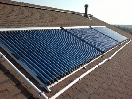 Instalace solárního kolektoru na střeše soukromého domu Průmyslový model solárního kolektoru