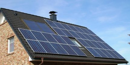 Solární panely jako dodavatelé alternativní energie pro domácnost Solární panely na střeše