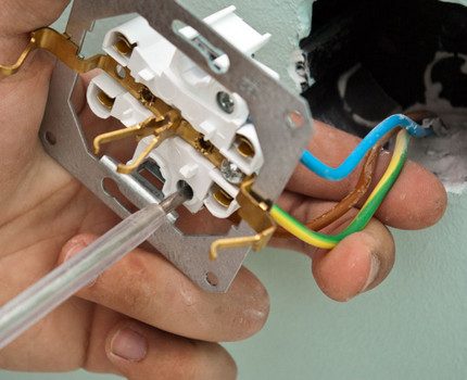 Pag-install ng isang de-koryenteng saksakan Pag-install ng isang de-koryenteng saksakan