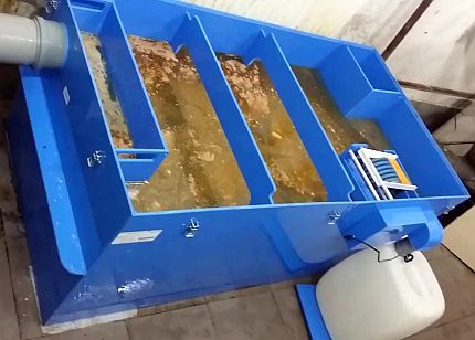 Grease trap with automatic grease removal Grease trap with automatic grease removal