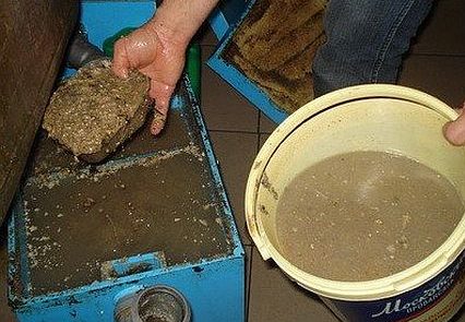 Cleaning the filled grease trap Cleaning the filled grease trap