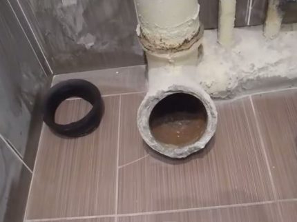 Pembetung pembuangan sebelum memasang tandas Pembetung pembuangan sebelum memasang tandas