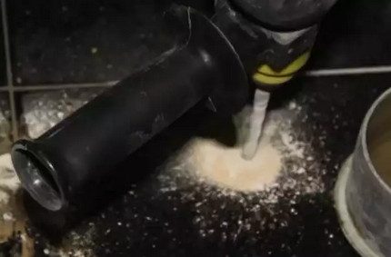 Menggerudi lubang di jubin dengan gerudi Menggerudi lubang di jubin dengan gerudi