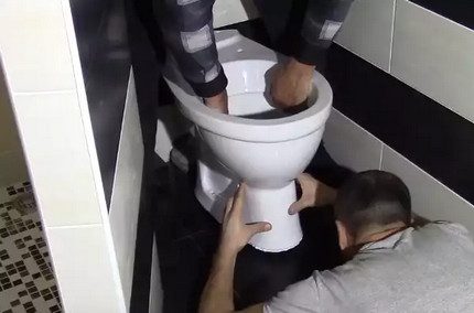 Memasang tandas di lantai Memasang tandas di lantai
