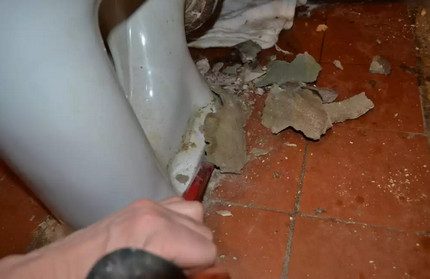 Merobohkan simen untuk membuang tandas Merobohkan simen untuk membuang tandas