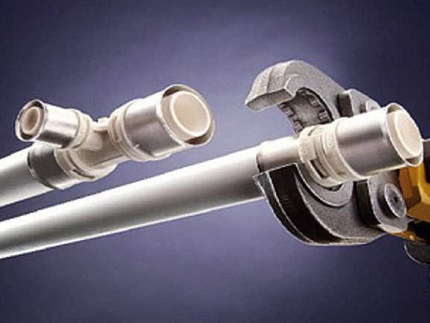 Ang compression ng mga metal-plastic na tubo sa pamamagitan ng pag-crimp Malaking pipe ng diameter