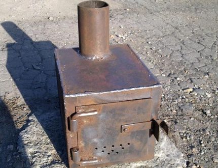 Une variante d'un poêle à faire soi-même dans un garage Poêle à ventre carré