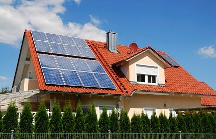 Panneaux solaires sur le toit
