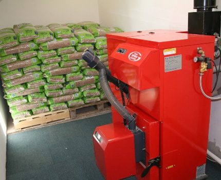 Para sa pag-iimbak ng mga pellet kailangan mo ng libreng espasyo Hopper malapit sa boiler