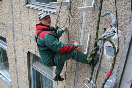 The installation of the canopy can be entrusted to specialists Visor mounting