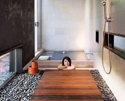 Lors de la décoration de la salle de bain, vous pouvez combiner différents matériaux, créant une atmosphère unique Finition avec différents types de matériaux