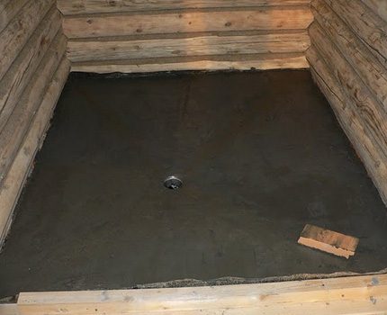 La préparation du sol pour la finition dans la salle de bain doit être traitée de manière responsable. Chape de ciment au sol