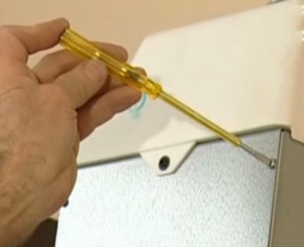 Verifica del collegamento della cappa al sistema Controllare la connessione con un cacciavite