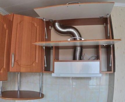 Come mascherare una cappa per una stufa a gas in una cucina Condotto ondulato