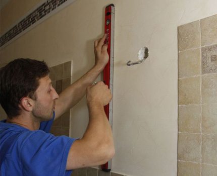Installazione di una cappa per una stufa a gas Marcatura e ulteriore installazione della cappa