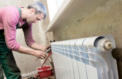 Ψυγείο αλουμινίου στο σχέδιο θέρμανσης ενός εξοχικού σπιτιού Τα μειονεκτήματα των καλοριφέρ αλουμινίου