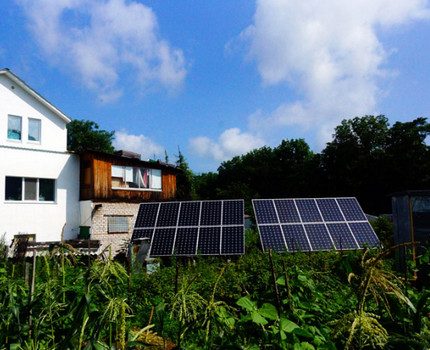 Panneaux solaires dans la cour