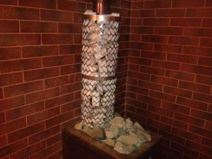 Ang pagkakabukod ng tsimenea para sa isang kalan na gawa sa bahay na gawa sa bahay Ang tsimenea na may mga bato para sa isang kalan
