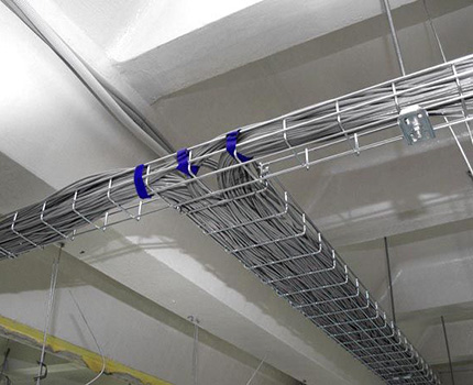 Variante de la construction d'un système de suspension de canaux de câbles avec câblage électrique Plateaux en fil