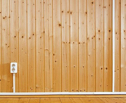 Vue sur une seule rangée du chemin de câbles pour le câblage électrique Mini chaîne câblée