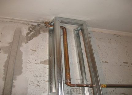 Sa panahon ng pagtatayo ng kahon, ang isang metal frame ay natipon Metal frame para sa kahon