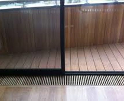 Máy sưởi bên trong sàn Convector trong căn hộ