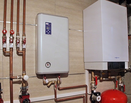 Dalawang solong-circuit boiler sa silid ng boiler