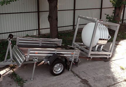 Ang tanke ng mobile mini gas na naka-mount sa isang caravan Ang tanke ng mobile gas tanke