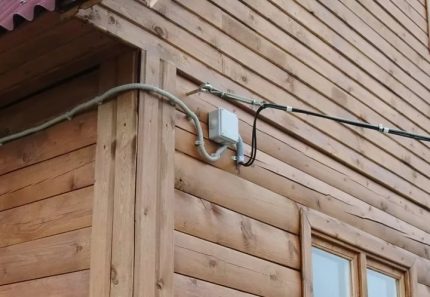 Mettre une ligne électrique dans une maison en bois Entrée de câble dans la maison