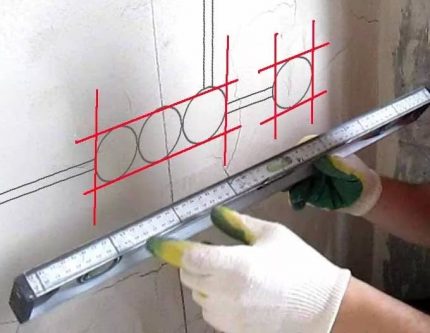 Marquage mural pour former des trous pour une installation invisible Points de repère